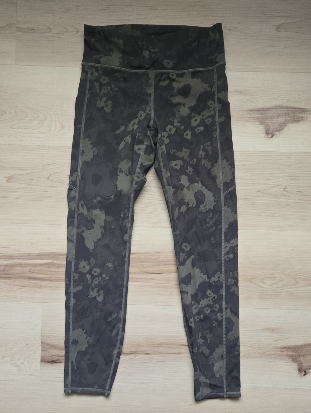 Vuori Stride Pocket Leggings, Oregano Camo Flower, Size Small